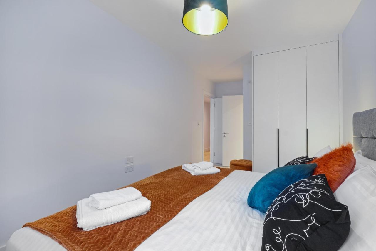 2 Bedroom Luxury Apartments With Parking In Stanmore, North West By 360 Stays London Stanmore  Exterior photo